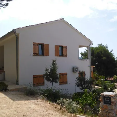 17696a Apartment *