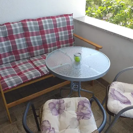 17696a Apartment *